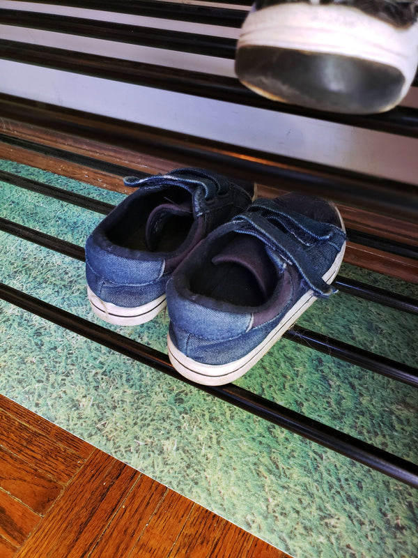 Grass pattern printed liner beneath shoe rack